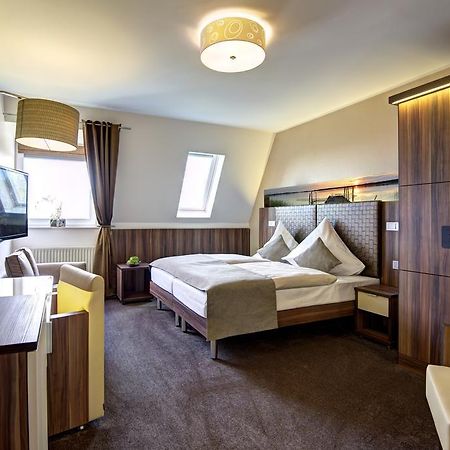 באד צווישנהם Hotel Am Badepark מראה חיצוני תמונה