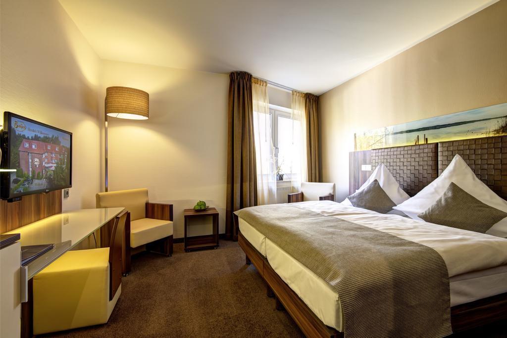 באד צווישנהם Hotel Am Badepark חדר תמונה