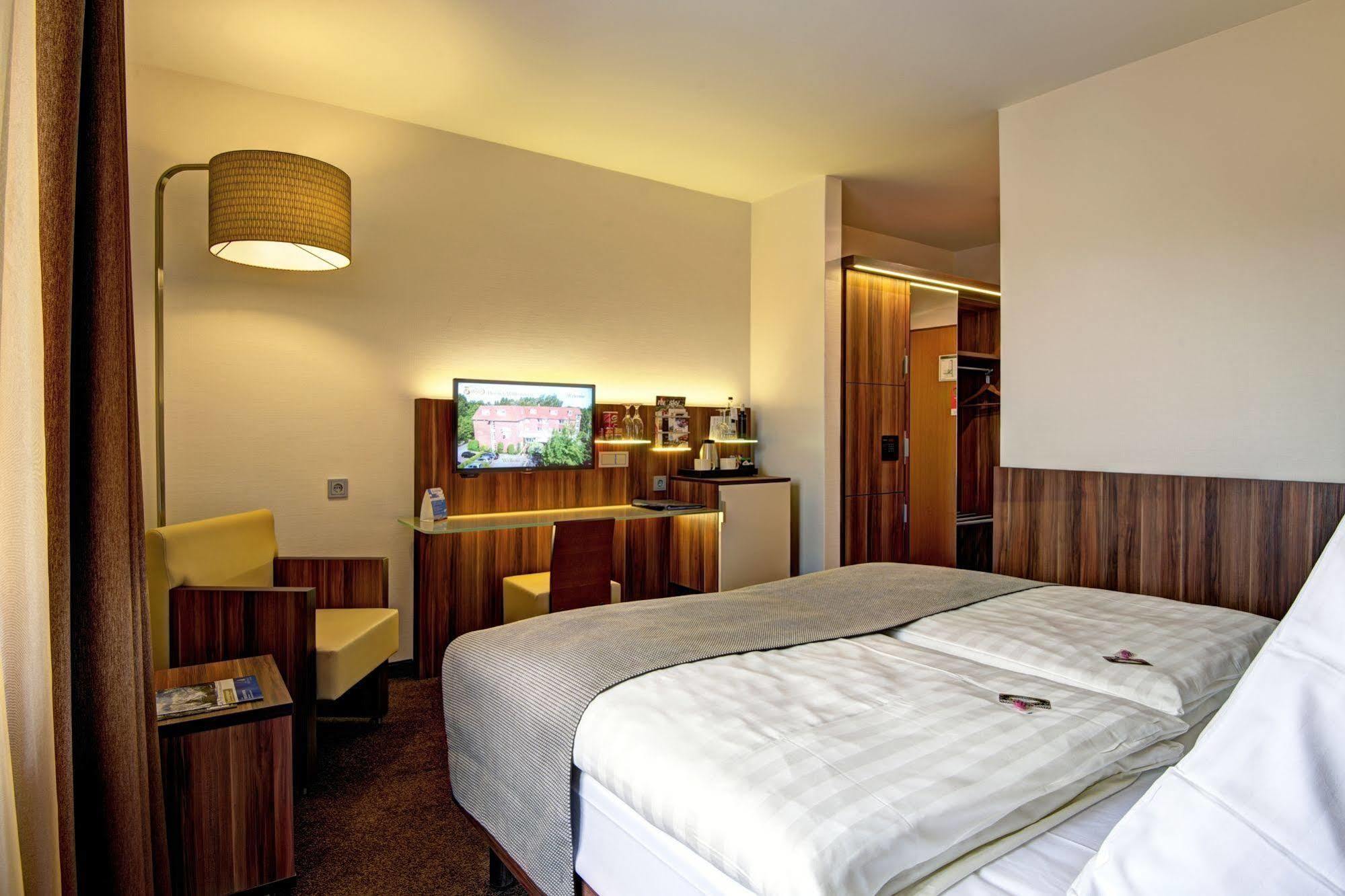באד צווישנהם Hotel Am Badepark מראה חיצוני תמונה