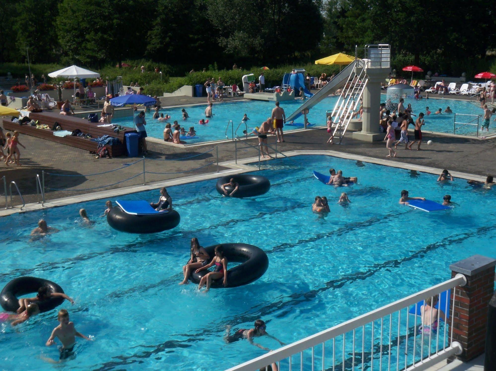 באד צווישנהם Hotel Am Badepark מראה חיצוני תמונה